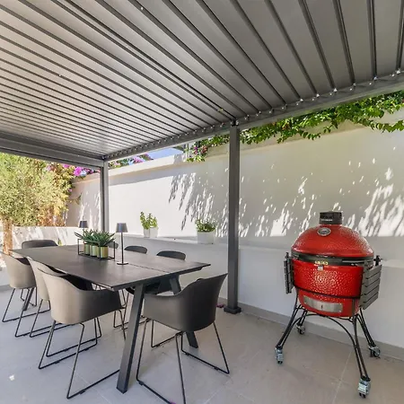 Secret Garden By Belmont Realty Apartman Zára